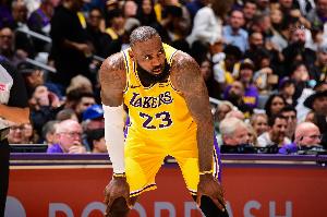 記者：人們普遍認為詹姆斯不會退役 明年會降薪與別隊簽短約爭冠