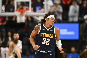 轟炸！戈登第10個(gè)三分炮！掘金關(guān)鍵時(shí)刻領(lǐng)先3分！