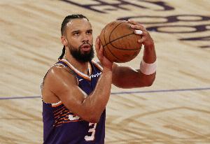 虎頭蛇尾！狄龍17中7&三分10中5拿到21分 另有3板2助2斷