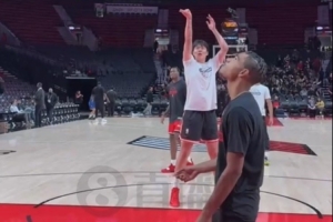 今天機(jī)會(huì)如何？小吧波特蘭現(xiàn)場(chǎng)直擊 楊瀚森賽前練習(xí)投射&籃下終結(jié)