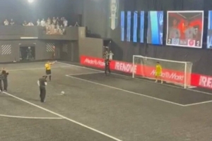 亞馬爾在國王聯(lián)賽科客串打進(jìn)點(diǎn)球，對著鏡頭飛吻慶祝