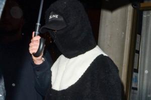 哥們你誰(shuí)啊？阿森納聚餐一人裹得嚴(yán)嚴(yán)實(shí)實(shí)，鞋子950鎊帽子410鎊