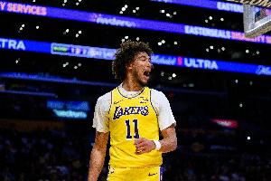 內線告急！湖人官方：海斯左膝酸痛 今日對陣森林狼出戰存疑