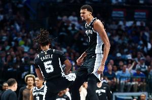 統(tǒng)治攻防！文班亞馬半場10中6拿下12分8板1助5帽