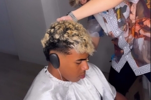 兵馬未動(dòng)先修發(fā)型！發(fā)型師曬照，在國(guó)家德比前為亞馬爾打理發(fā)型