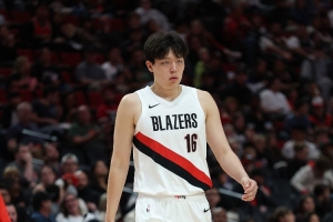 記者：這場不會(huì)動(dòng)搖教練用五小的決心 楊瀚森的輪換短期內(nèi)難改變