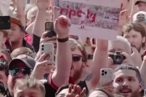 楊瀚森現身利拉德球迷見面會，利拉德來了一句標準中文：你好，Brother！??