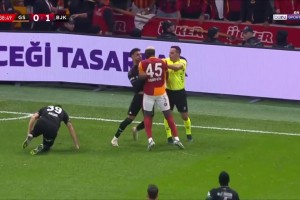 火爆比賽情緒失控！奧斯梅恩土超怒掐對手臉部染黃！