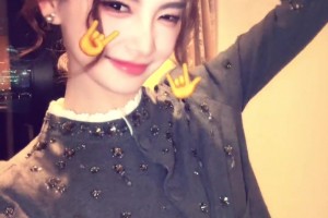 這一笑太著迷了！美女主播金佳悅的手勢舞： 吃一鞭子~