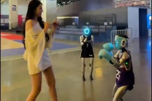 這腿是真長啊！女主播小太陽在中國賽場館內和機器人打拳擊~
