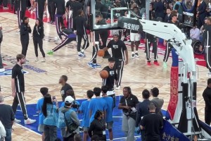 可惜沒能上場！周琦兒子跑去現場看曾凡博，被小曾直接舉起來！