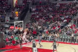 這個(gè)視角看超級(jí)帥??楊瀚森以球領(lǐng)人，見(jiàn)縫插針妙傳助飛夏普！！