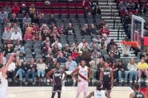 有身臨其境的感覺(jué)！球迷現(xiàn)場(chǎng)拍攝，楊瀚森昨日砍下16分集錦