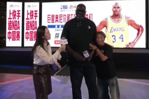 最萌身高差！當奧尼爾和宋小寶相遇，寶哥真小鳥依人！??