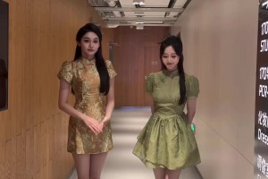 你更喜歡誰呢？美女主播婧雯和果果一塊尬舞：今天不是一個人哦~