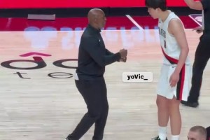 英語有長進啊！比盧普斯暫停單獨指導，楊瀚森與其交流&點頭附和