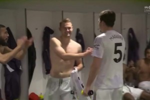 取勝功臣！馬奎爾接受采訪后回到更衣室，隊友拍頭+鼓掌歡迎