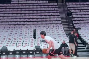 常規賽首秀上腳中國紅戰靴！楊瀚森熱身練習正面突破上籃