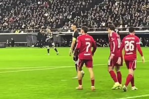 壓力太大了！維爾茨送出助攻后隊友們紛紛擁抱他