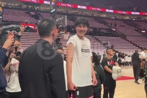 見證NBA常規(guī)賽首秀！劉維偉與楊瀚森師徒見面，一陣熱聊啊~