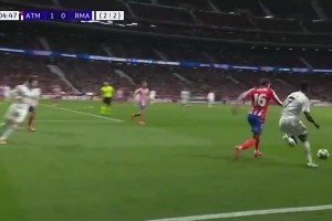 此前呂迪格向馬競球迷做斗牛士動作，馬競球迷回擊礦泉水瓶??