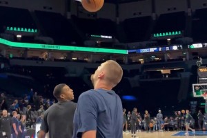 約基奇居然玩起了左手扣籃！估計(jì)是他今天跳最高的一次了！