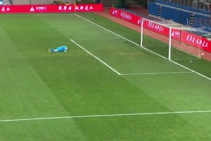 ??是演還是確實菜？國內門將離譜失誤丟球時刻！我要笑出淚了！